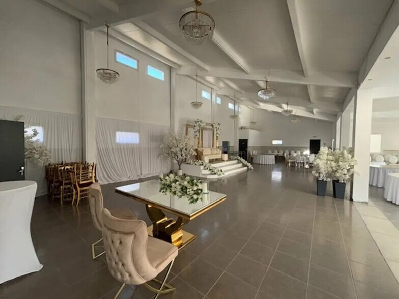 Retail in Nîmes for lease - Building Photo - Image 3 of 10