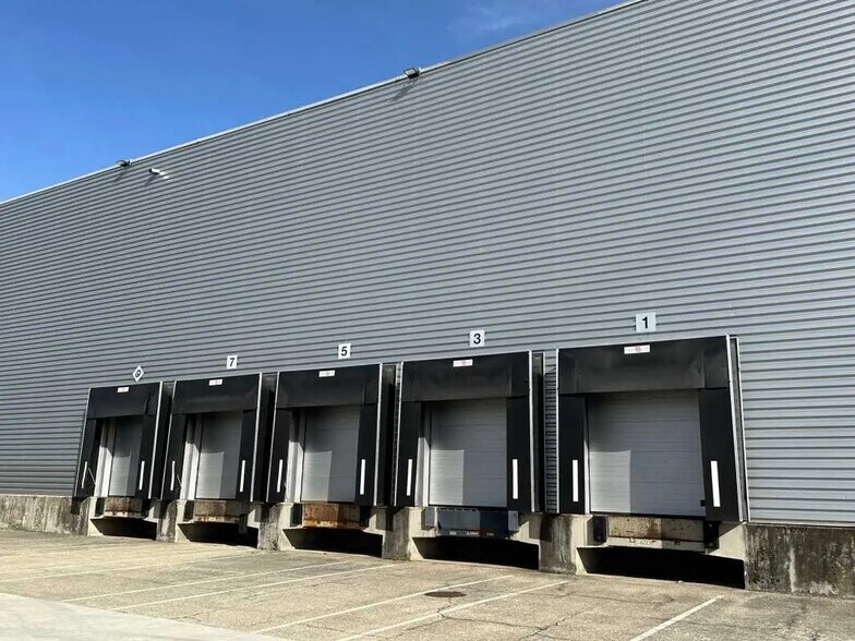 Office in Mions for lease - Building Photo - Image 2 of 14