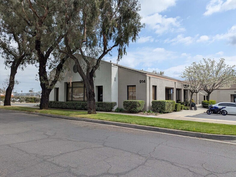 914 W Foothill Blvd, Upland, CA for lease - Building Photo - Image 1 of 5