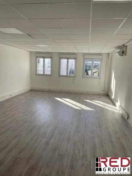 Office in Meyreuil for lease - Building Photo - Image 2 of 5