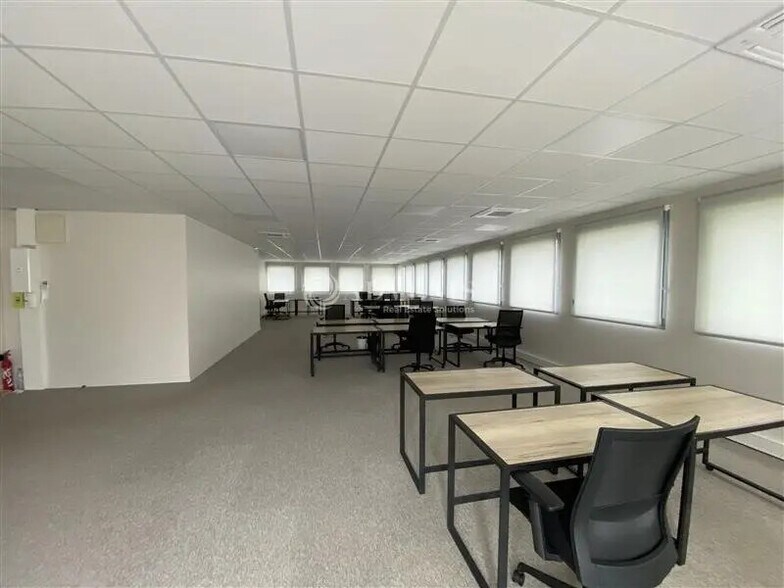 Office in Dardilly for lease - Interior Photo - Image 3 of 6
