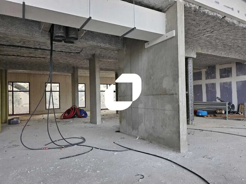 Retail in Montpellier for lease - Interior Photo - Image 2 of 12