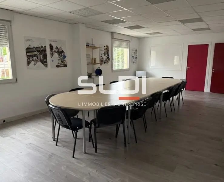 Flex in Lyon for lease Interior Photo- Image 1 of 6