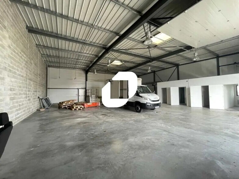 Office in Le Barp for lease - Interior Photo - Image 2 of 6