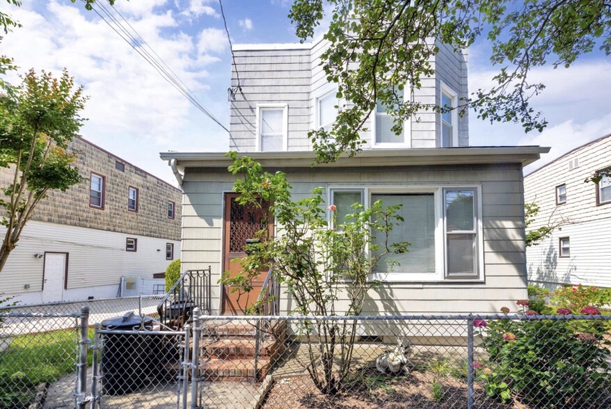 6707 52nd Ave, Maspeth, NY for sale - Primary Photo - Image 1 of 3