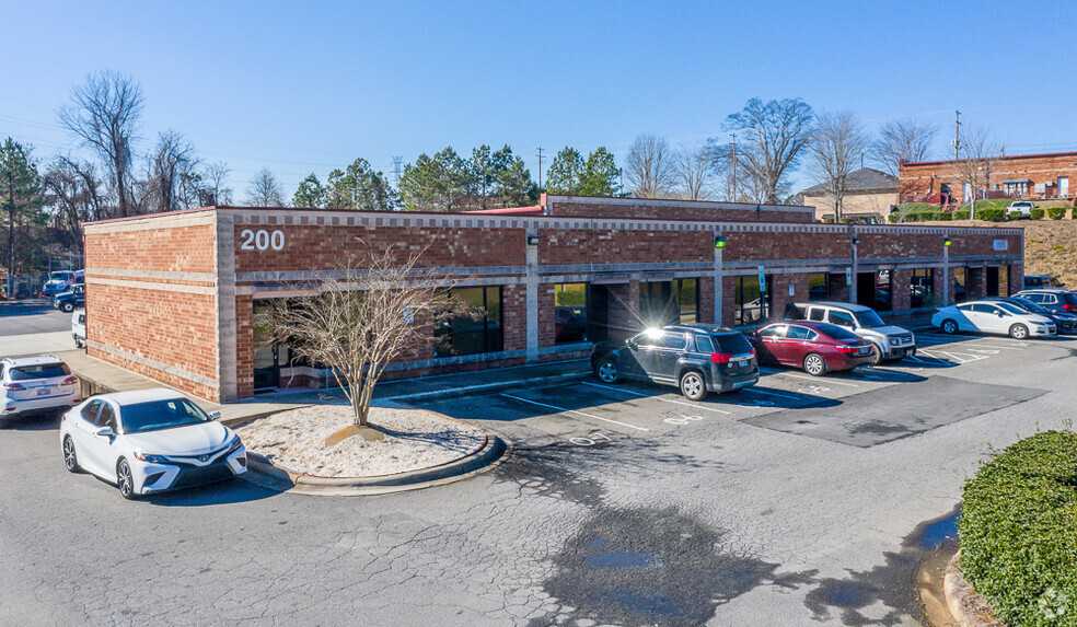 200 E Arrowhead Dr, Charlotte, NC for lease - Primary Photo - Image 1 of 2