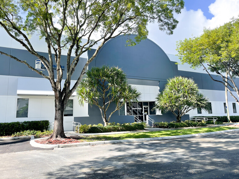 1530 NW 98th Ct, Miami, FL for lease - Building Photo - Image 3 of 11