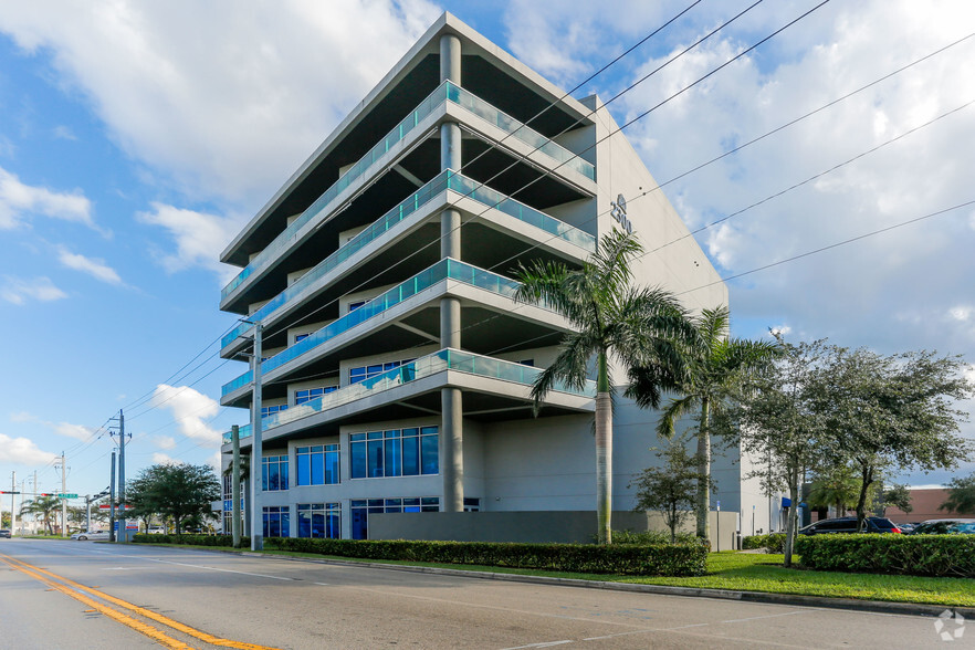 2300 W 84th St, Hialeah, FL for sale - Primary Photo - Image 1 of 1