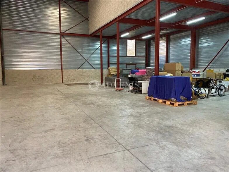 Flex in Montévrain for lease - Interior Photo - Image 3 of 6