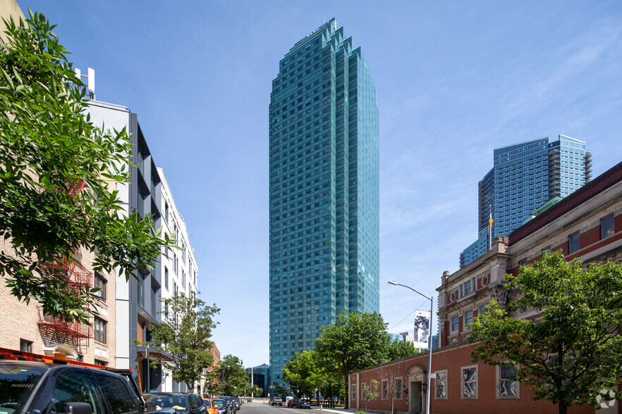 1 Court Sq, Long Island City, NY for lease - Building Photo - Image 1 of 9