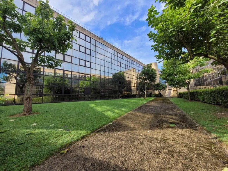 Office in Lognes for lease - Building Photo - Image 1 of 8