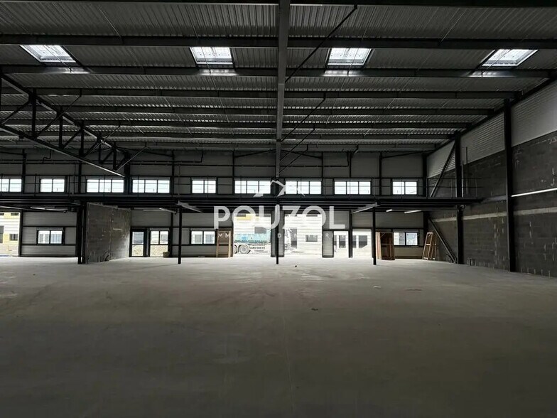 Flex in Clermont-Ferrand for lease - Interior Photo - Image 2 of 8