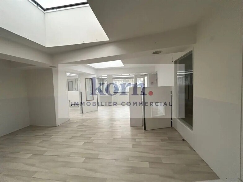 Retail in Saint-Cloud for lease - Building Photo - Image 2 of 6