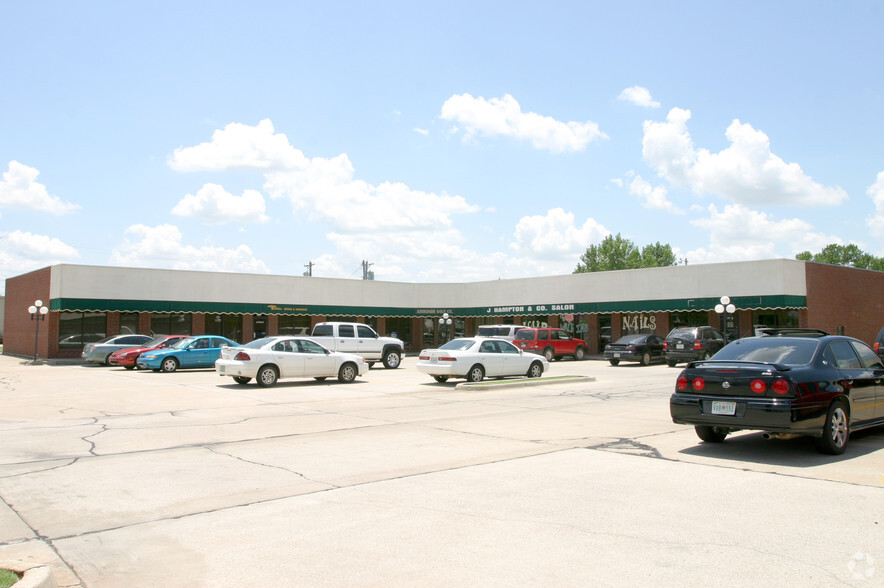 8815-8827 S Santa Fe Ave, Oklahoma City, OK for lease - Building Photo - Image 2 of 10