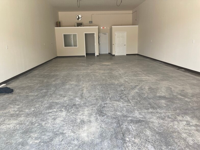 670 Horace Crow, Clarksville, TN for lease - Interior Photo - Image 3 of 10