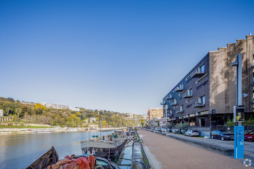 Office in Lyon for lease - Building Photo - Image 3 of 3