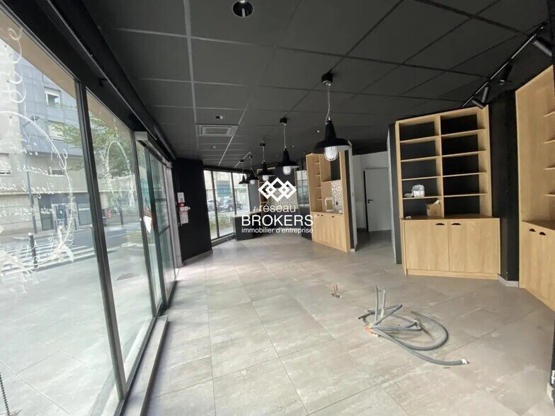 Retail in Grenoble for lease - Interior Photo - Image 3 of 8