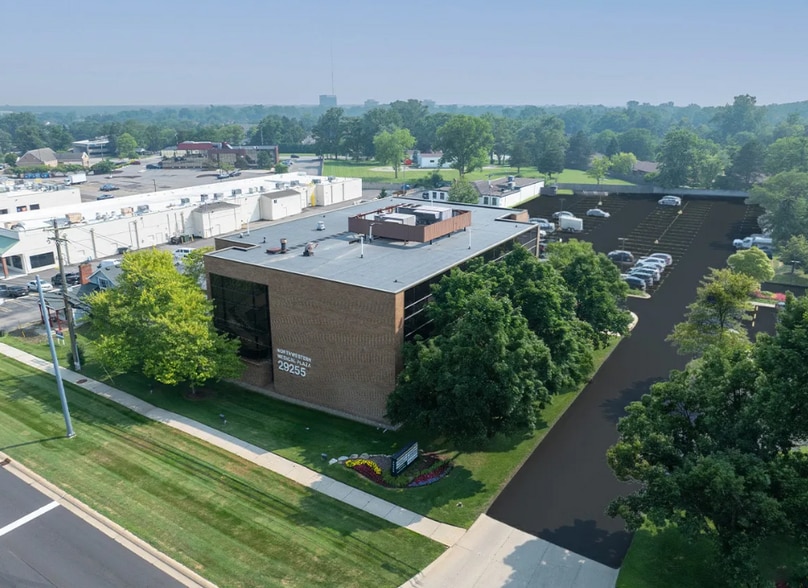 29255 Northwestern Hwy, Southfield, MI for sale - Building Photo - Image 1 of 2