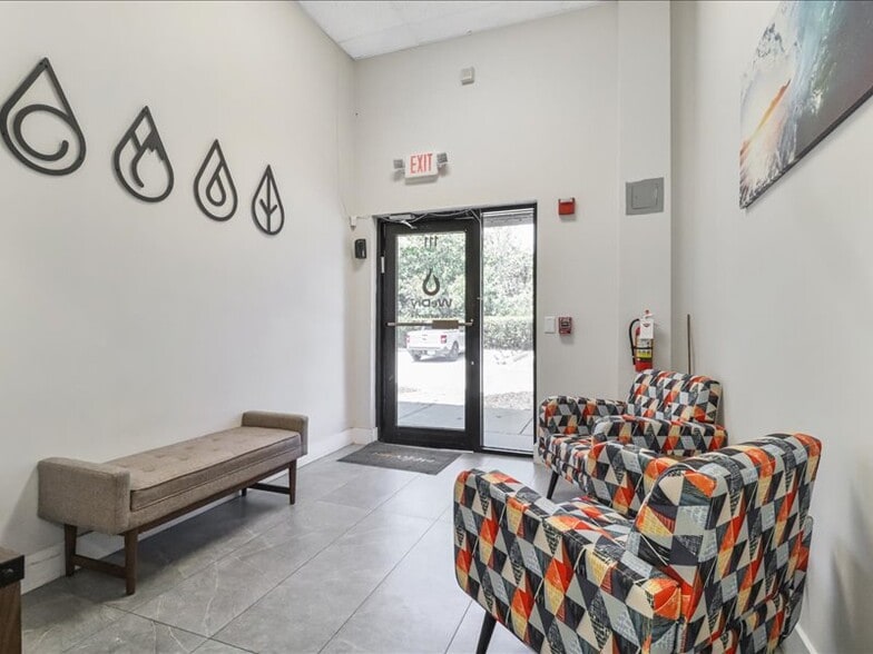 73 SW 12th Ave, Dania Beach, FL for sale - Interior Photo - Image 3 of 52