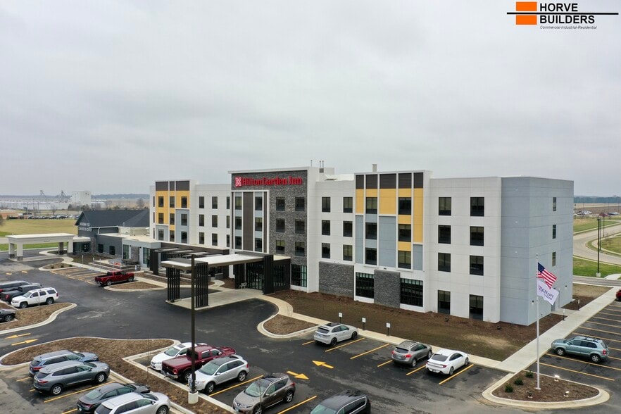 100 Coles Centre Pky, Mattoon, IL for sale - Building Photo - Image 2 of 7