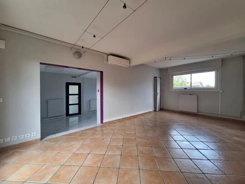 Office in Cenon for lease - Interior Photo - Image 3 of 13