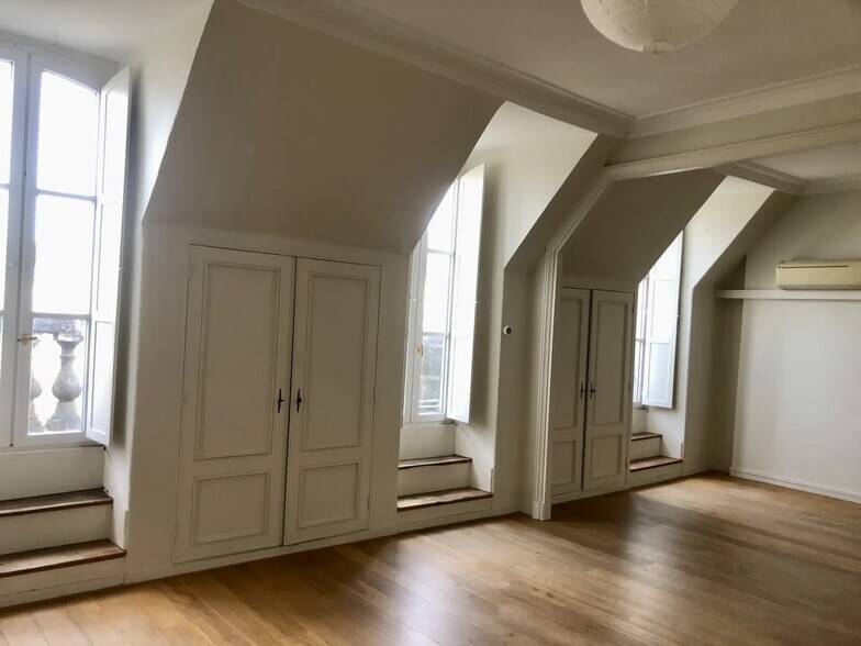 Office in Bordeaux for lease - Interior Photo - Image 2 of 11