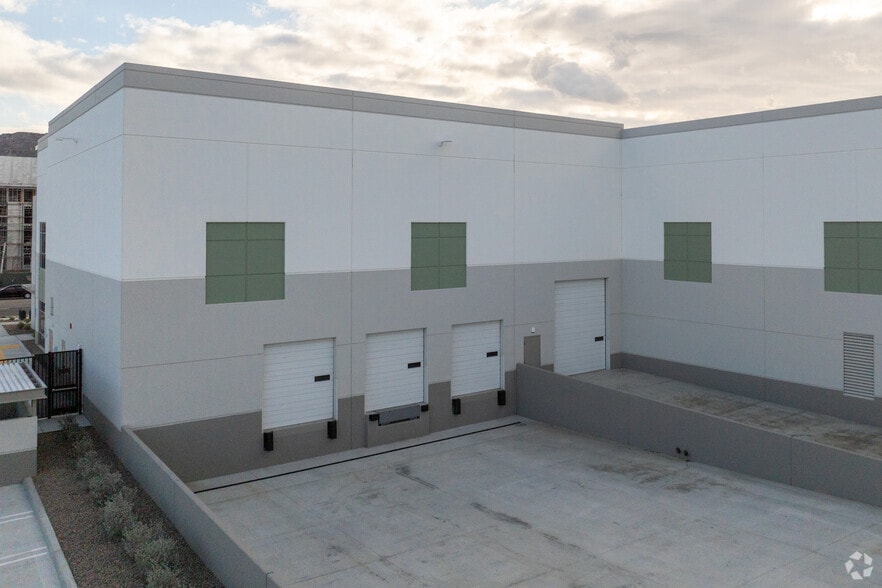 16726 Slover Ave, Fontana, CA for lease - Building Photo - Image 3 of 7