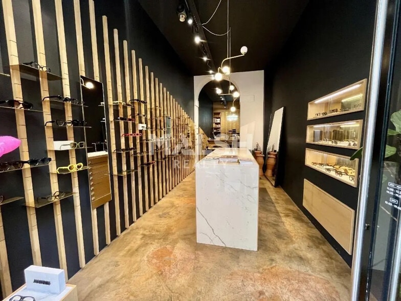 Retail in Lyon for lease - Interior Photo - Image 2 of 2