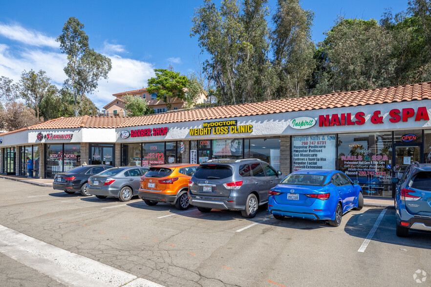 945 W Valley Pky, Escondido, CA for lease - Primary Photo - Image 1 of 8