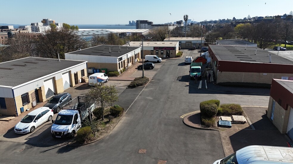 1-3 New Broompark, Edinburgh for lease - Building Photo - Image 2 of 3