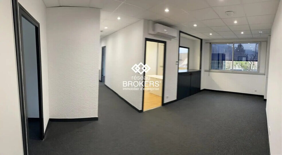 Office in Eybens for lease - Interior Photo - Image 1 of 11