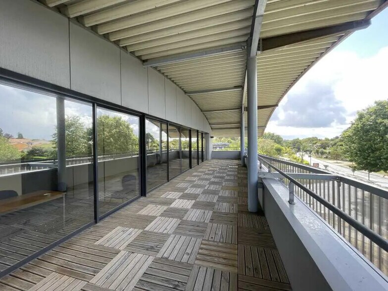 Office in Floirac for lease - Building Photo - Image 1 of 7