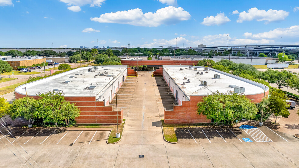 11011 Brooklet Dr, Houston, TX for lease - Building Photo - Image 3 of 7