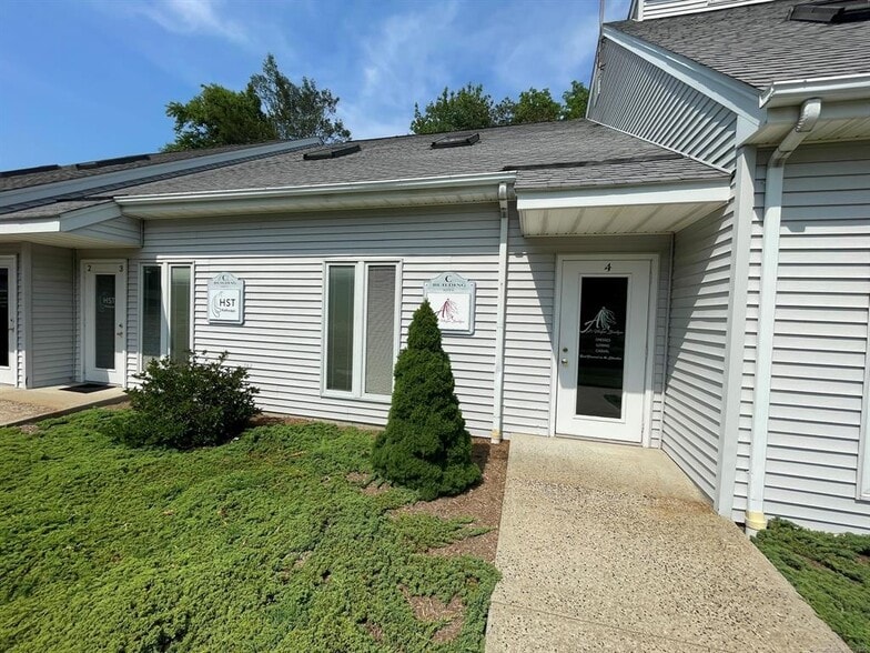 1575 Boston Post Rd, Guilford, CT for lease - Building Photo - Image 1 of 7