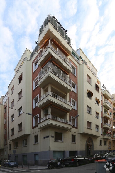 Multifamily in Madrid, Madrid for sale - Primary Photo - Image 1 of 2