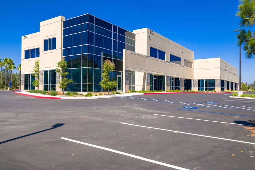 737, 747, 777 Windy Point Drive portfolio of 2 properties for sale on LoopNet.com - Building Photo - Image 1 of 5