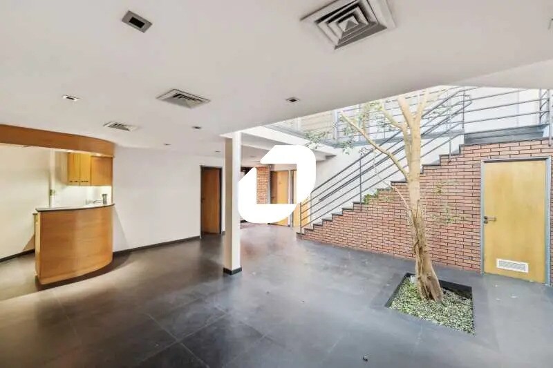 Office in Chilly-Mazarin for lease - Interior Photo - Image 2 of 16