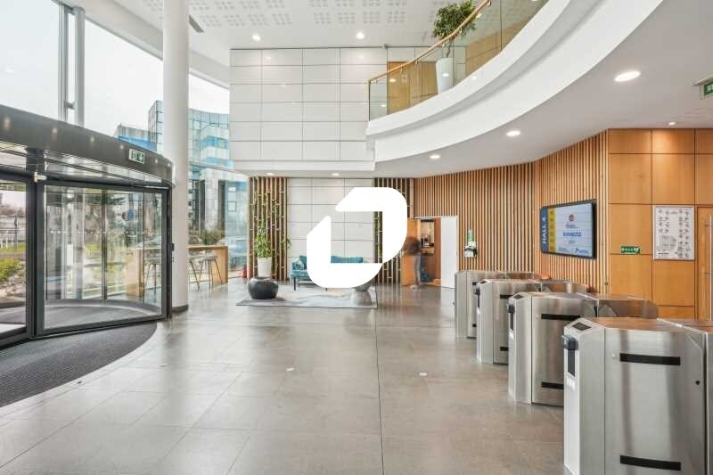 Office in Gennevilliers for lease - Lobby - Image 2 of 16