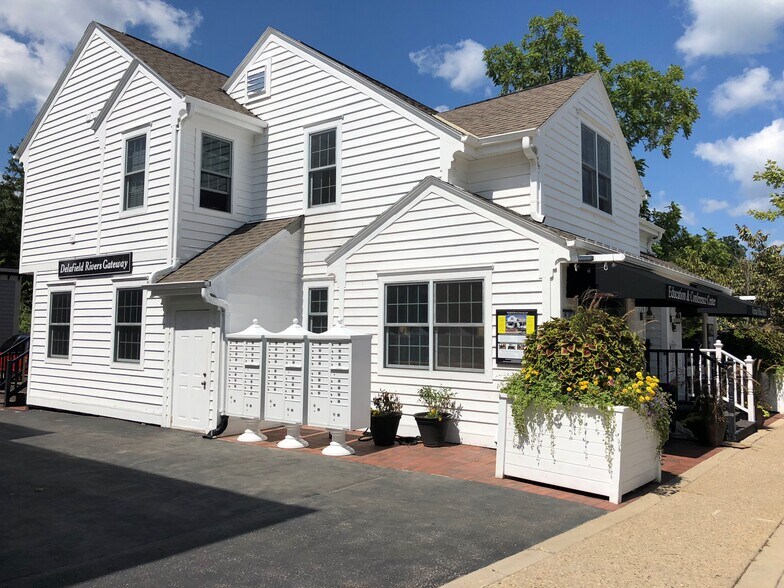 817 Genesee St, Delafield, WI 53018