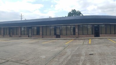 310 E Davis St, Conroe, TX for lease Building Photo- Image 1 of 2