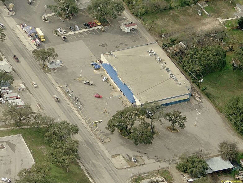 404 W Main St, Uvalde, TX for sale - Building Photo - Image 1 of 1