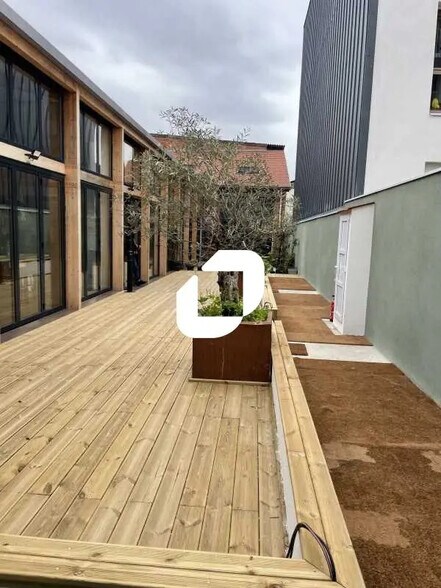 Office in Montreuil for lease - Building Photo - Image 3 of 9