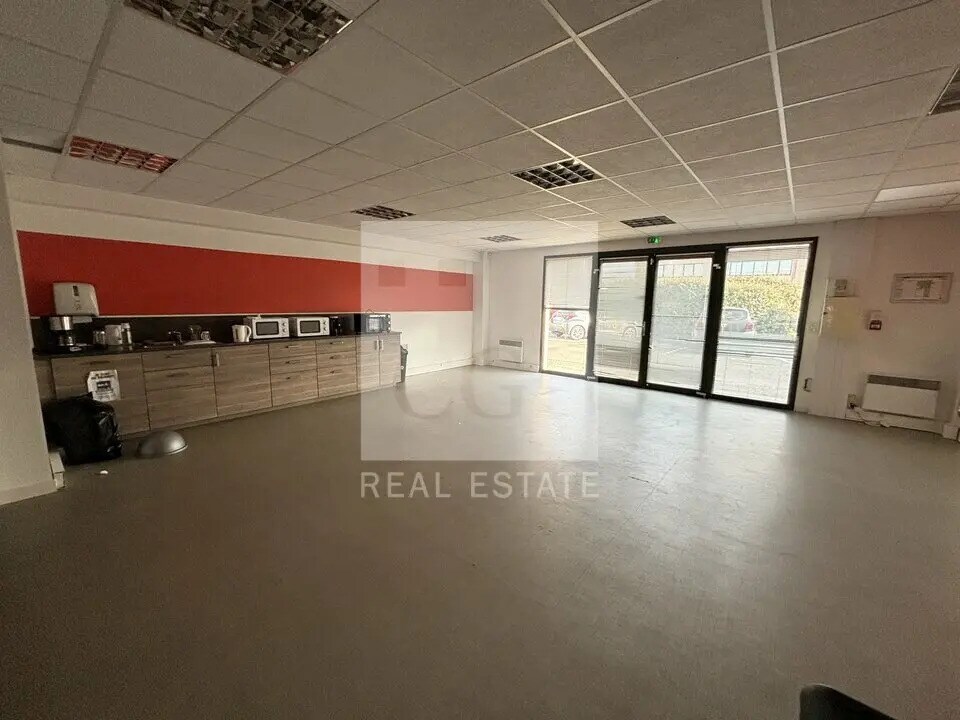 34 Rue Du 35eme Regiment D'Aviation, Bron for lease Interior Photo- Image 1 of 9