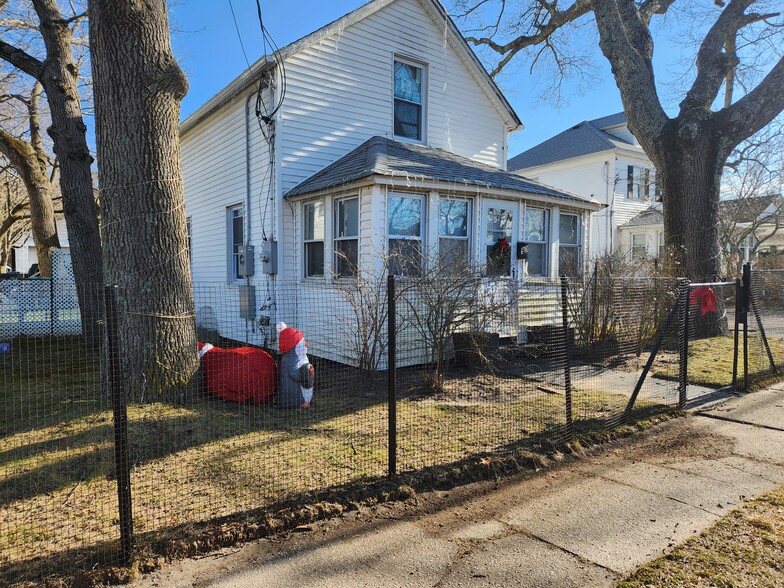 90 Old Quogue Rd, Riverhead, NY for sale - Primary Photo - Image 1 of 12