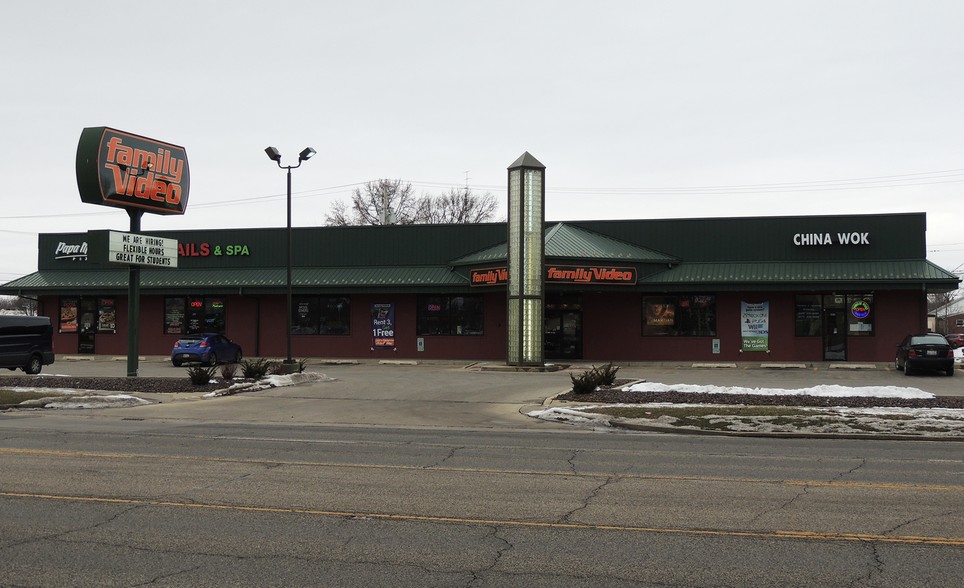 1100-1120 Charleston Ave, Mattoon, IL for sale - Building Photo - Image 1 of 1