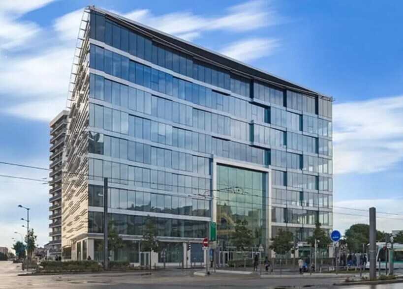 Office in Bezons for lease - Building Photo - Image 1 of 6