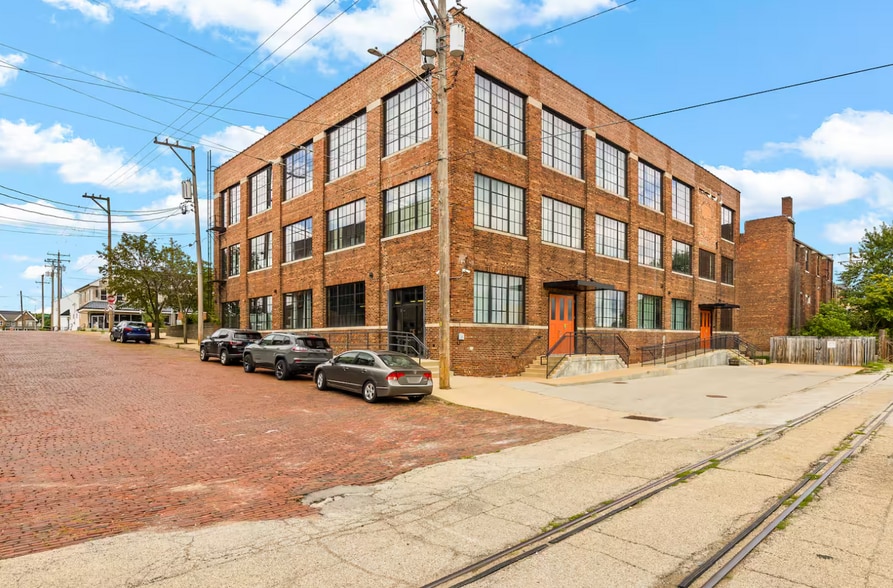 214 Pecan St, Peoria, IL for sale - Building Photo - Image 2 of 18