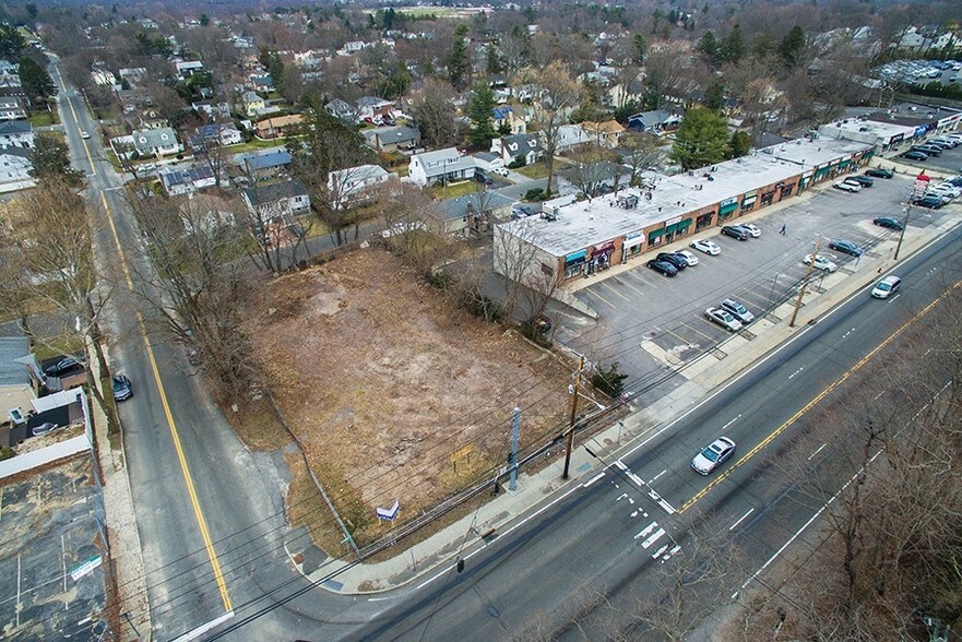 591 W Jericho Tpke, Huntington, NY for sale - Primary Photo - Image 1 of 1