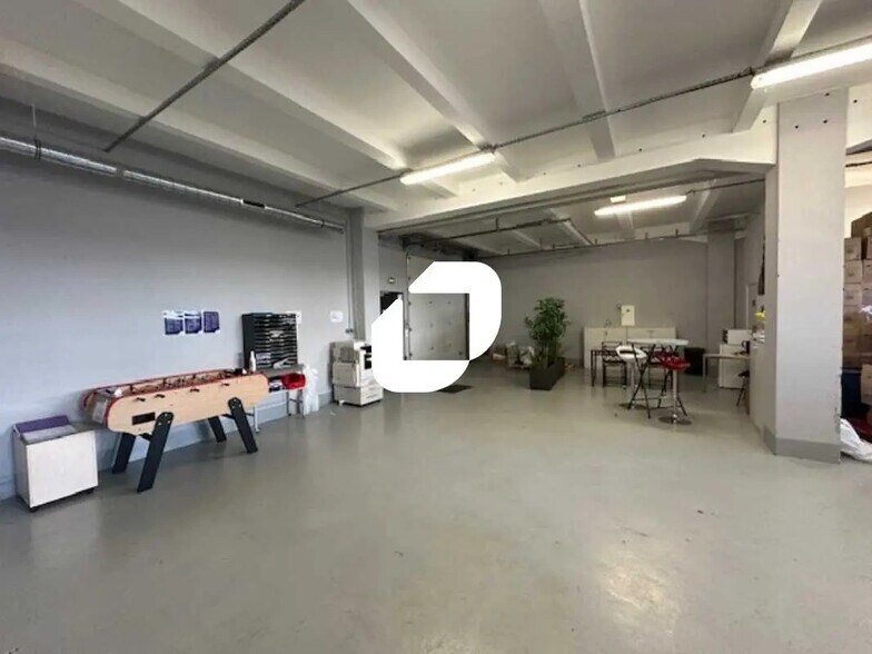 Flex in Bezons for lease - Building Photo - Image 1 of 10