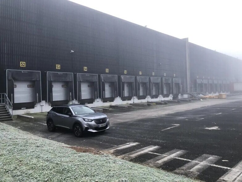 Industrial in La Chaussée-Saint-Victor for lease - Building Photo - Image 2 of 24